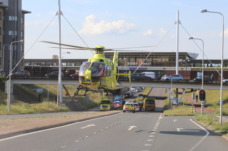 Persoon gewond na val van brug