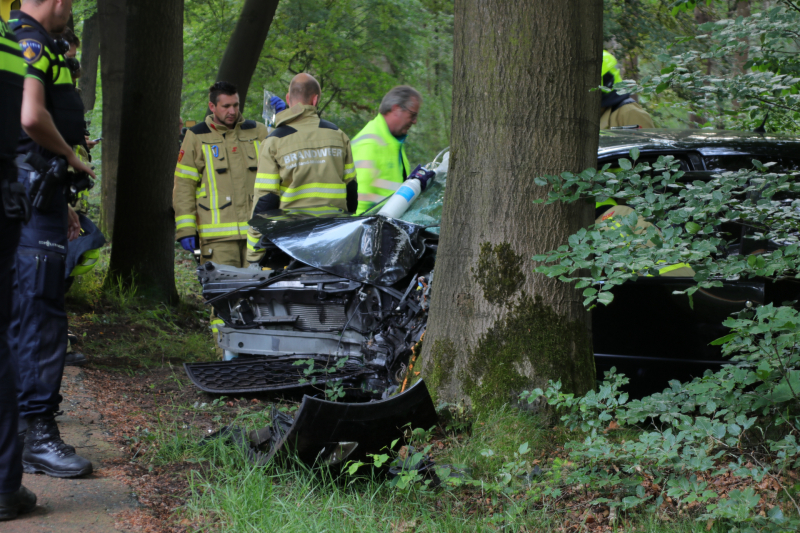 Auto botst op boom