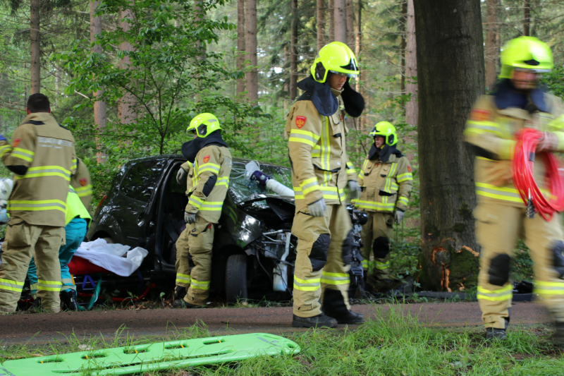 Auto botst op boom