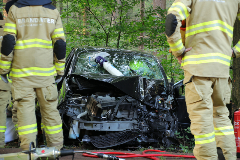 Auto botst op boom