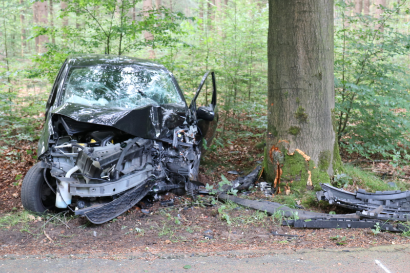 Auto botst op boom