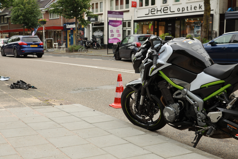 Motorrijder botst tegen auto bij inhaalmanoeuvre