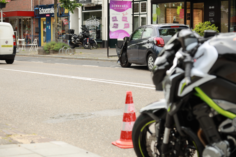 Motorrijder botst tegen auto bij inhaalmanoeuvre