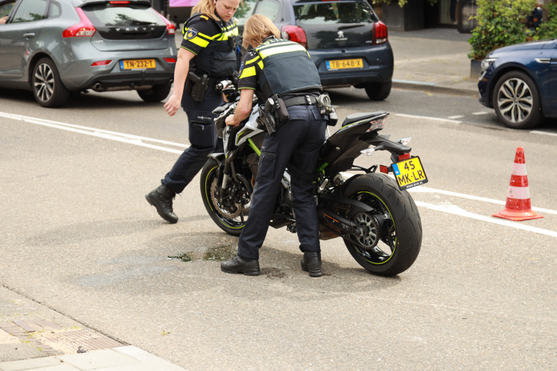 Motorrijder botst tegen auto bij inhaalmanoeuvre