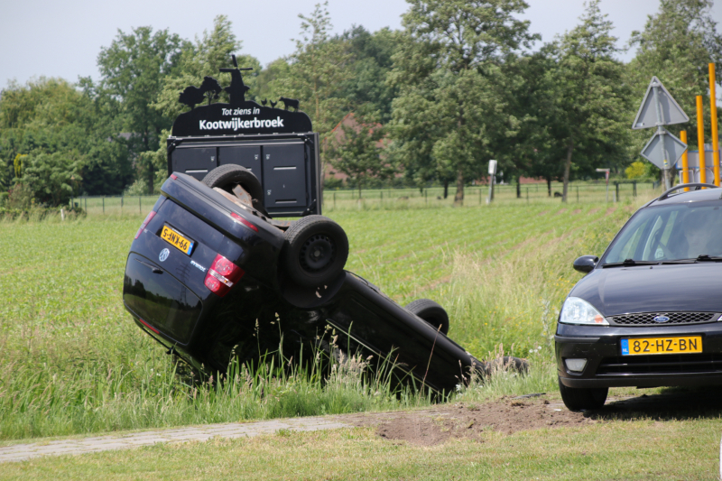 Auto belandt op de kop in sloot