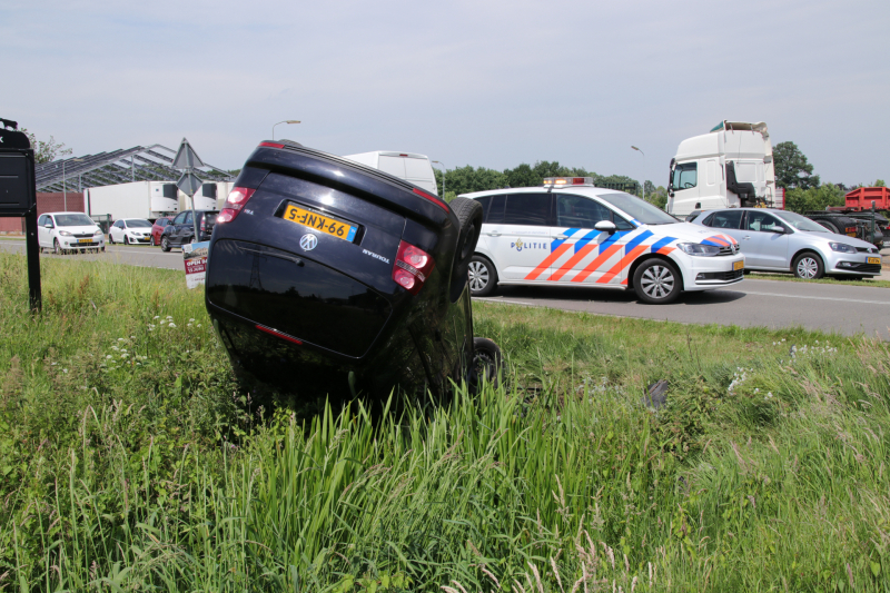 Auto belandt op de kop in sloot