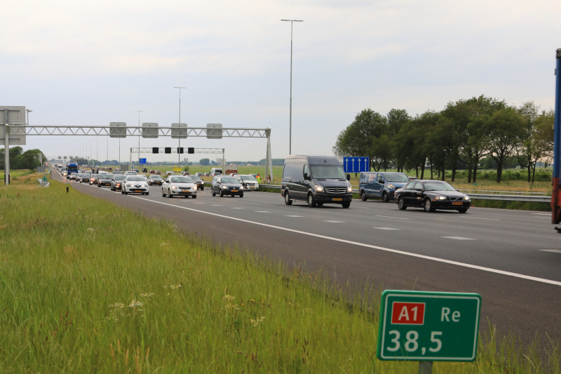 Rijbaan afgesloten door kop-staart botsing