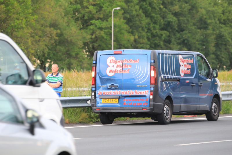 Rijbaan afgesloten door kop-staart botsing