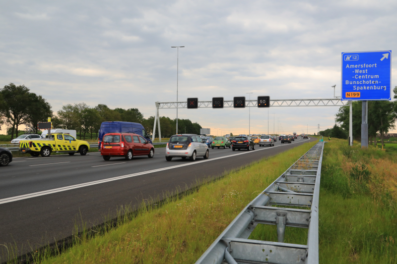 Rijbaan afgesloten door kop-staart botsing