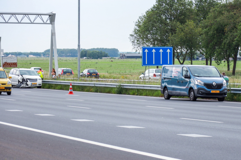 Rijbaan afgesloten door kop-staart botsing