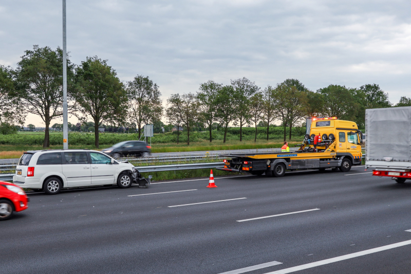 Rijbaan afgesloten door kop-staart botsing
