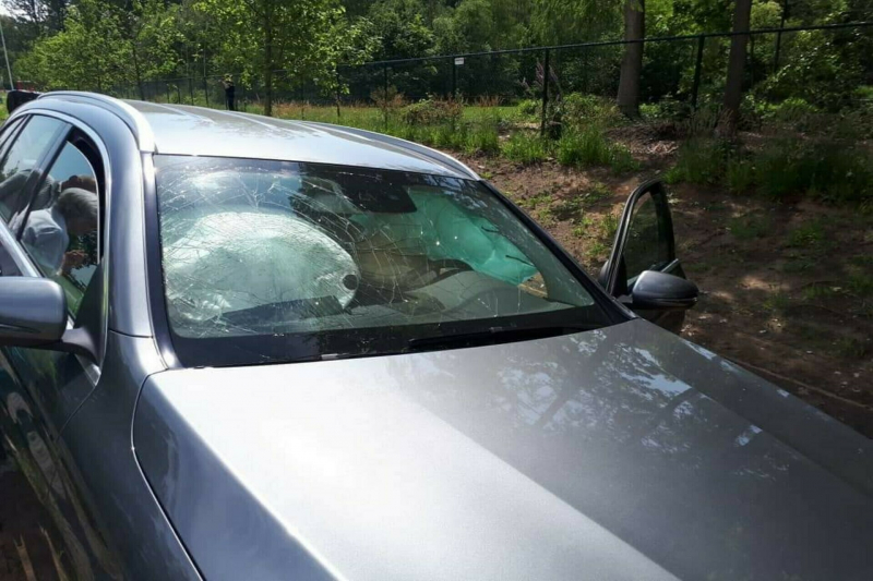 Auto belandt op zijn kant