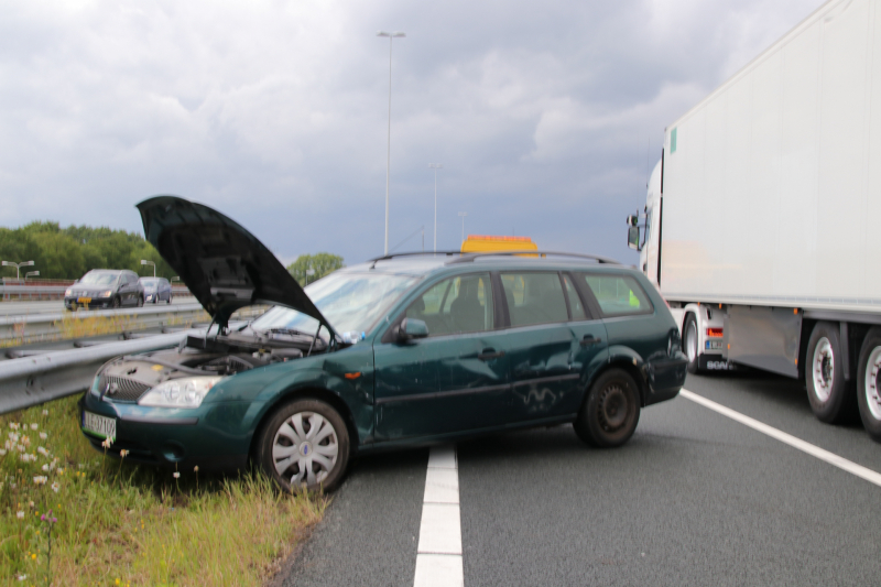 Twee rijbanen afgesloten wegens ongeval met vrachtwagen