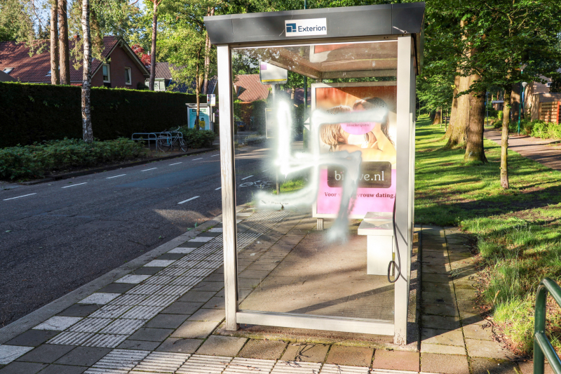 Bushokje beklad met hakenkruis