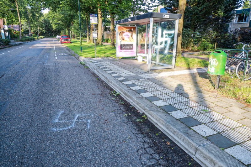 Bushokje beklad met hakenkruis