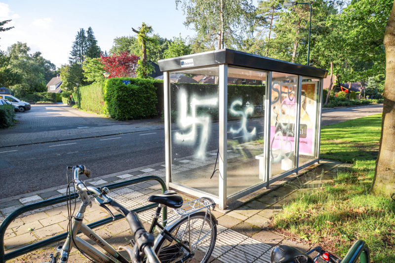 Bushokje beklad met hakenkruis