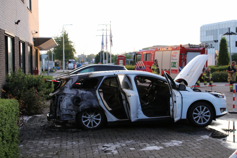Auto brandt uit, brandstichting niet uitgesloten