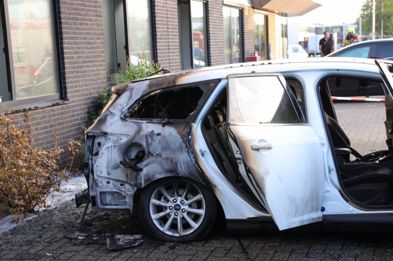 Auto brandt uit, brandstichting niet uitgesloten