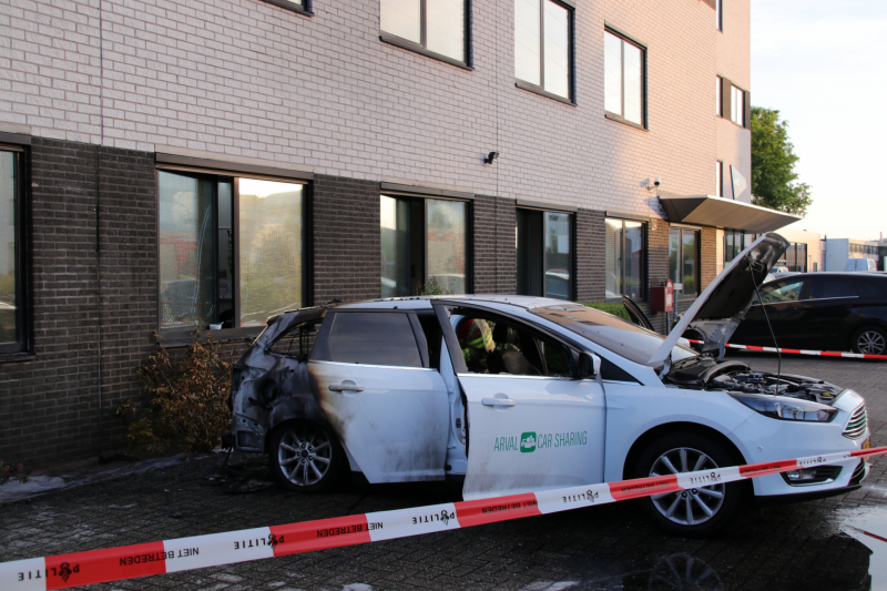 Auto brandt uit, brandstichting niet uitgesloten