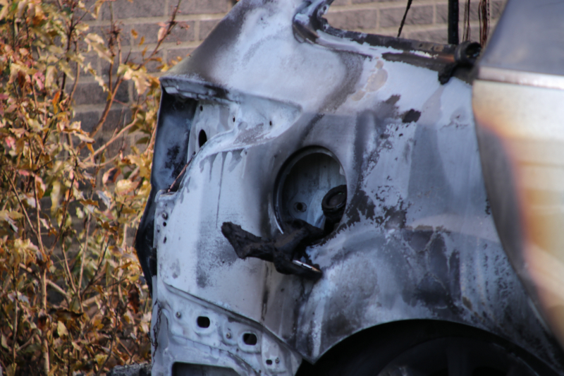 Auto brandt uit, brandstichting niet uitgesloten