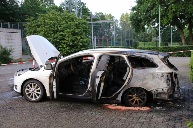 Auto brandt uit, brandstichting niet uitgesloten