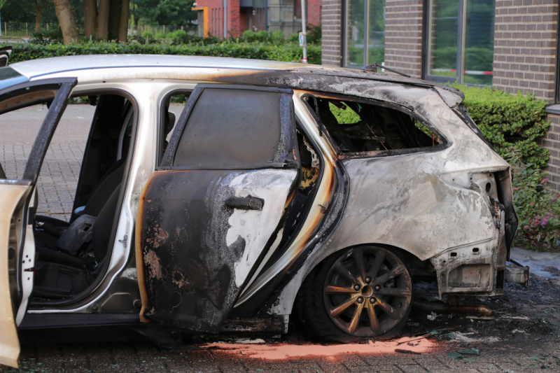 Auto brandt uit, brandstichting niet uitgesloten