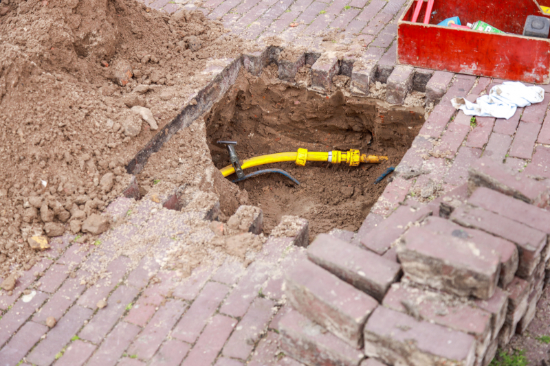 Opengebroken stoep door gaslek