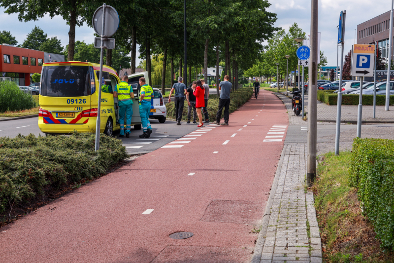 Brommerrijder gewond na botsing met auto