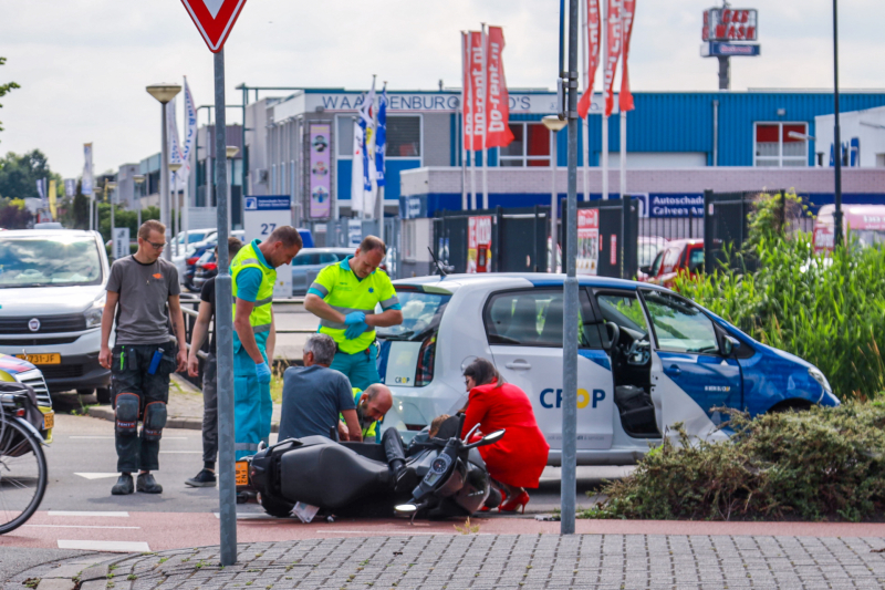Brommerrijder gewond na botsing met auto