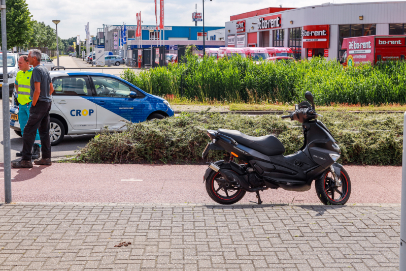 Brommerrijder gewond na botsing met auto