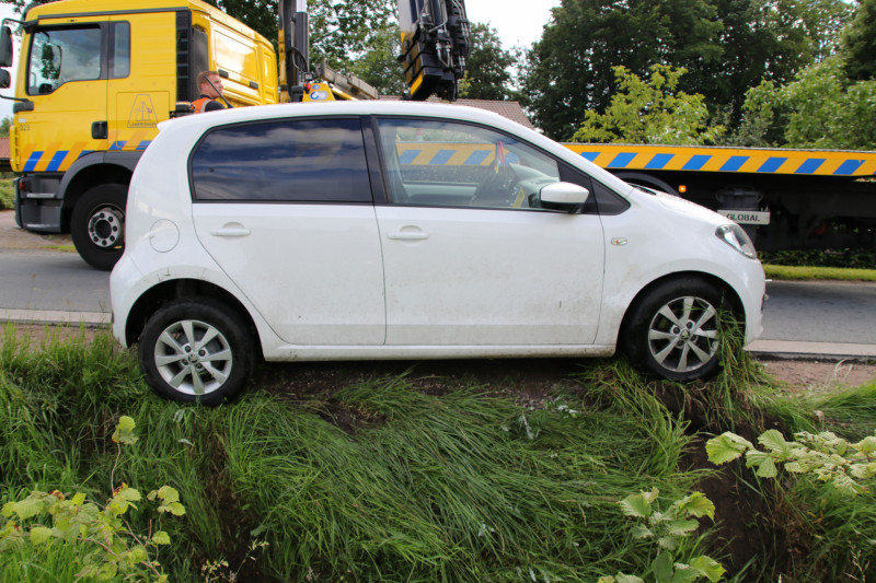 Auto wijkt uit en belandt in de sloot