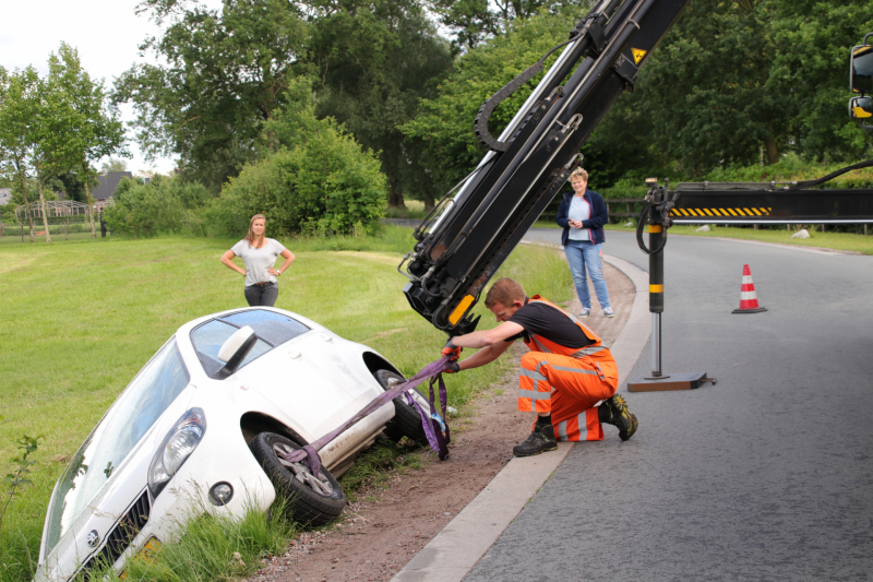 Auto wijkt uit en belandt in de sloot