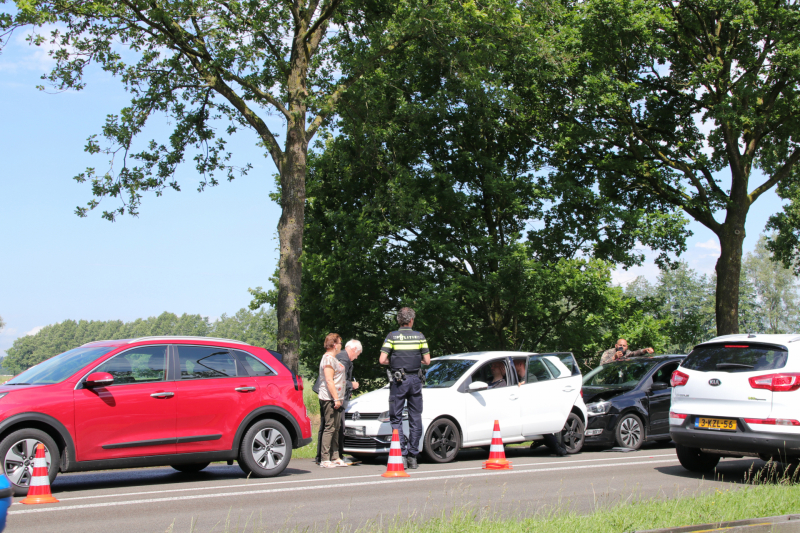 Nekklachten bij aanrijding met drie auto's
