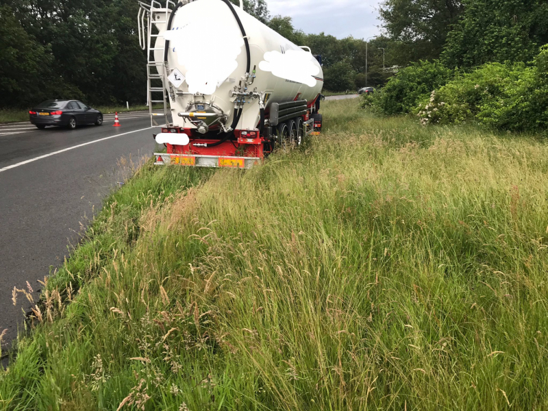 Vrachtwagen vliegt uit de bocht