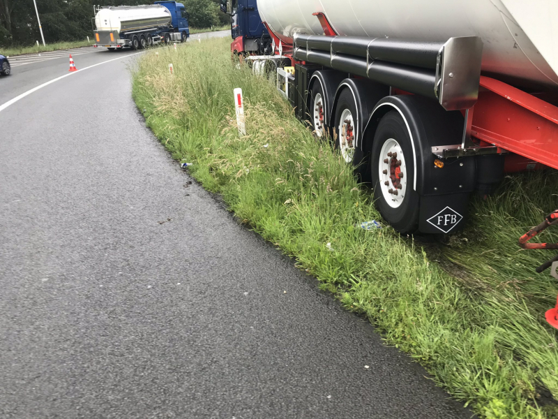 Vrachtwagen vliegt uit de bocht