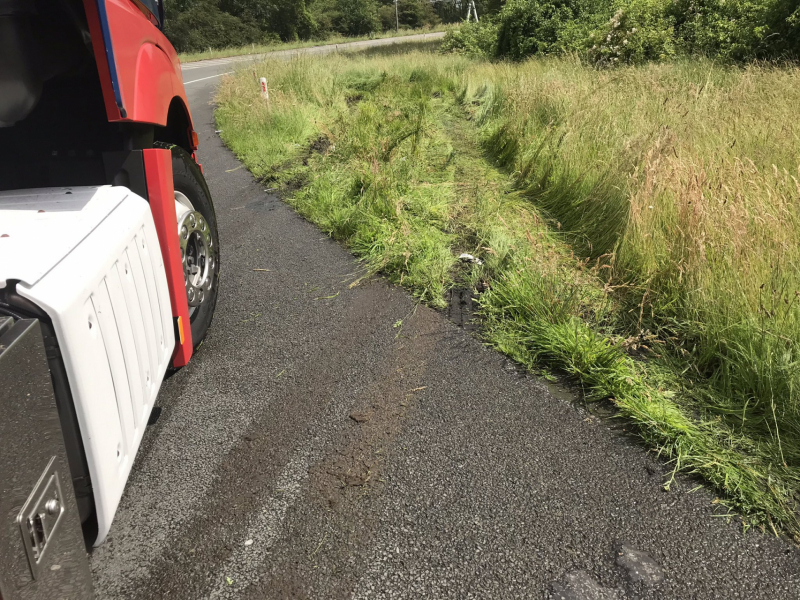 Vrachtwagen vliegt uit de bocht