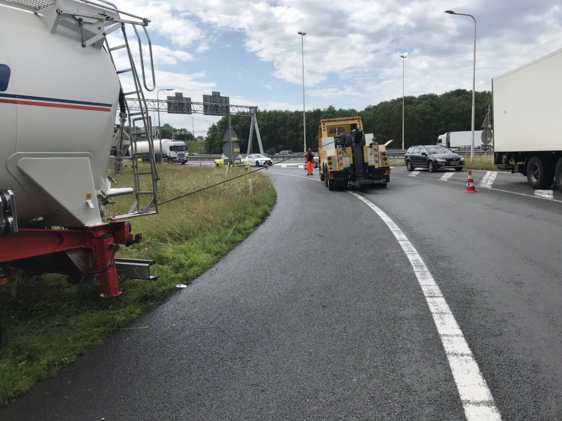 Vrachtwagen vliegt uit de bocht