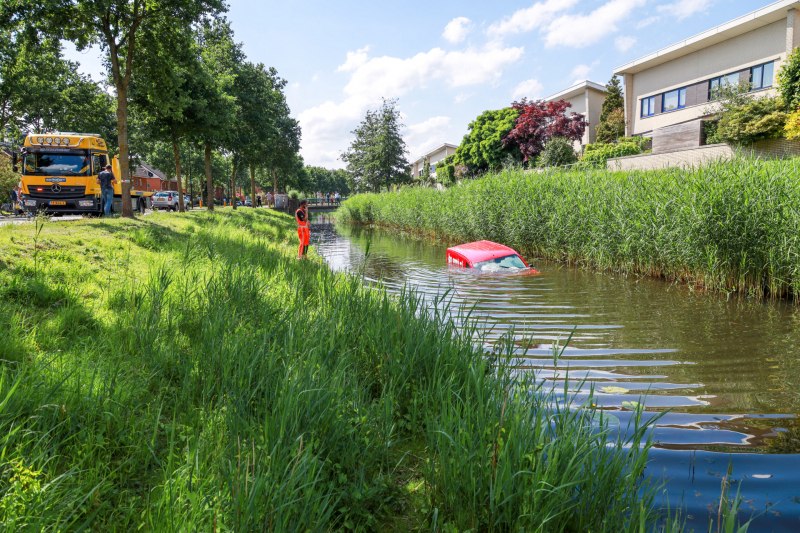 Bestelbus rolt water in