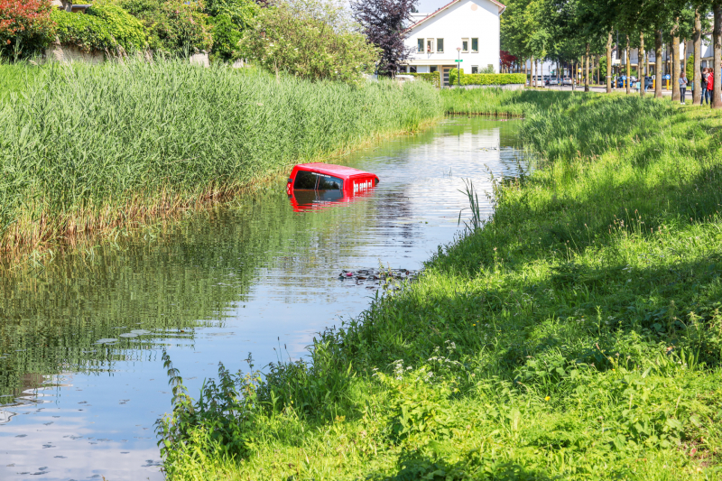 Bestelbus rolt water in