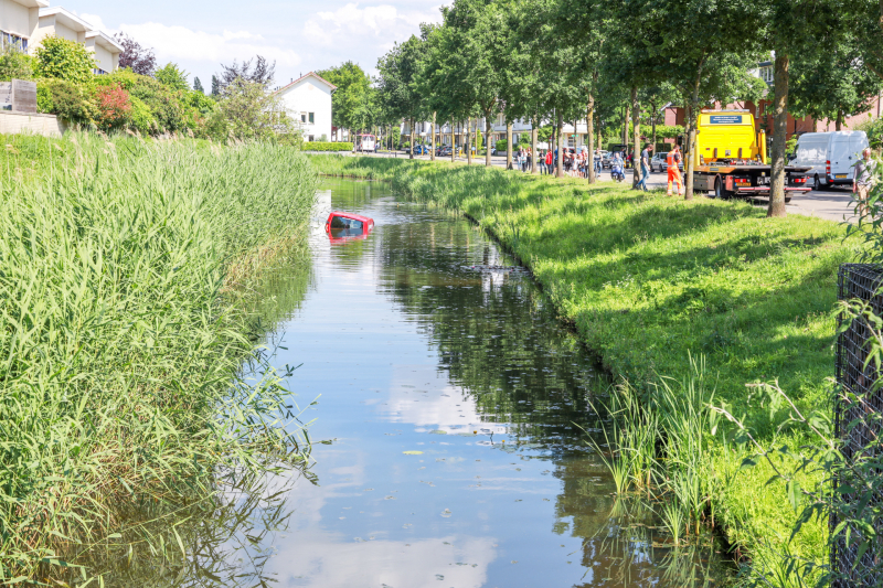 Bestelbus rolt water in
