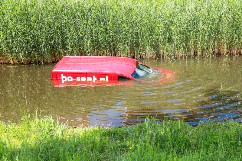 Bestelbus rolt water in