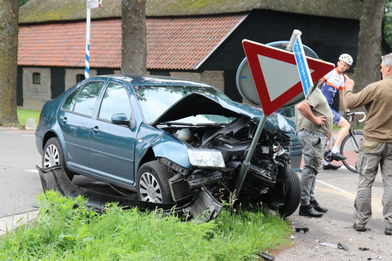 Autos zwaar beschadigd na aanrijding