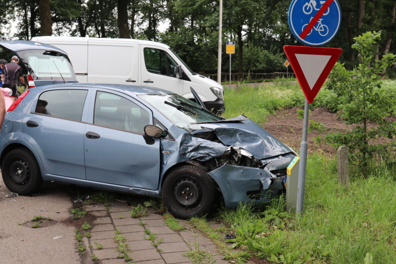 Autos zwaar beschadigd na aanrijding
