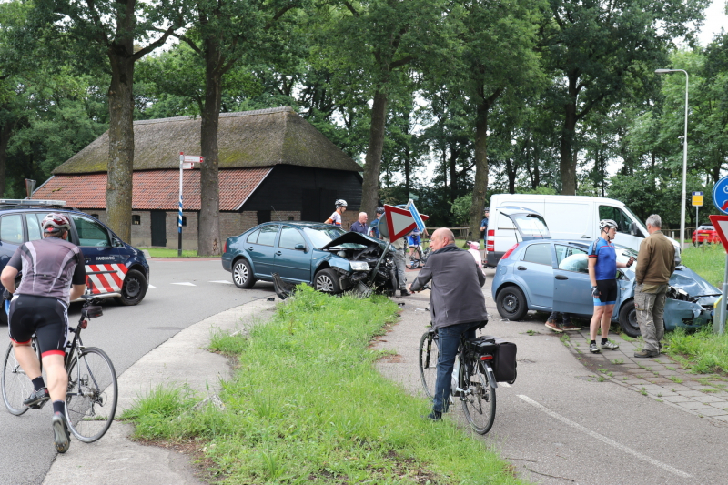 Autos zwaar beschadigd na aanrijding