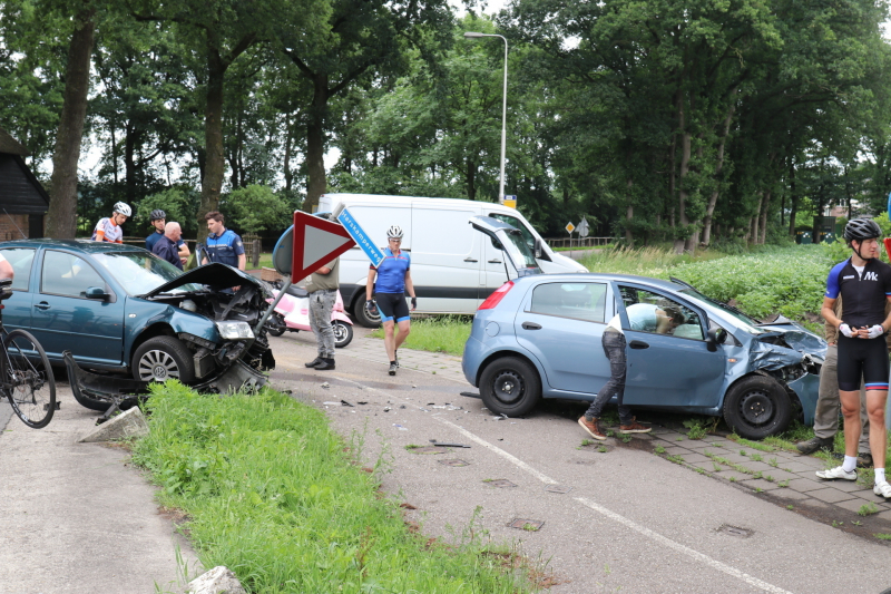 Autos zwaar beschadigd na aanrijding