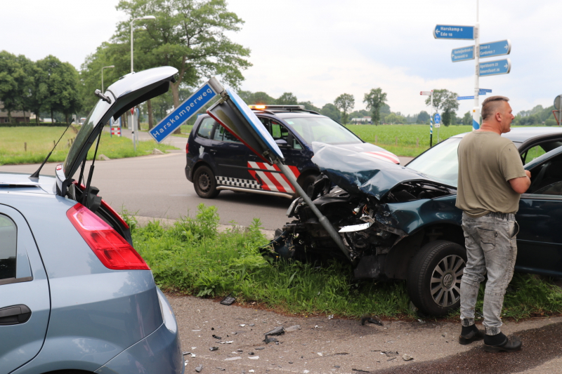 Autos zwaar beschadigd na aanrijding