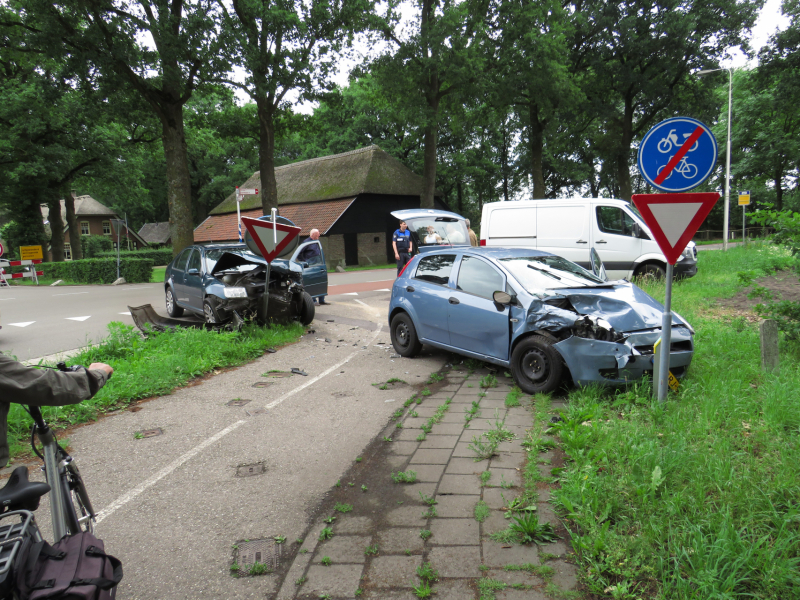 Autos zwaar beschadigd na aanrijding