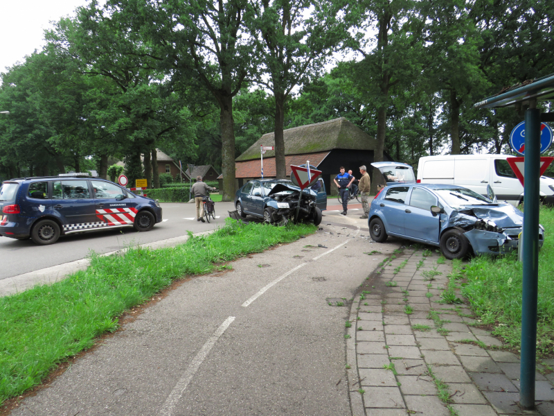 Autos zwaar beschadigd na aanrijding