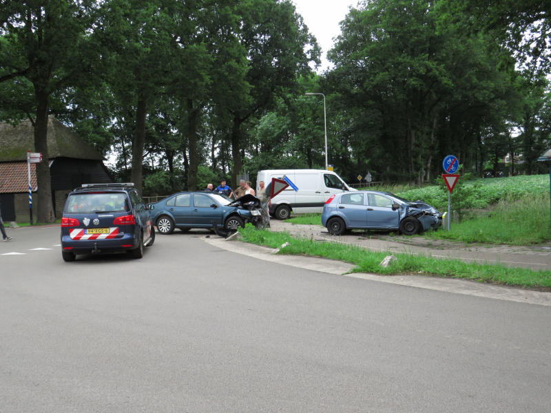 Autos zwaar beschadigd na aanrijding