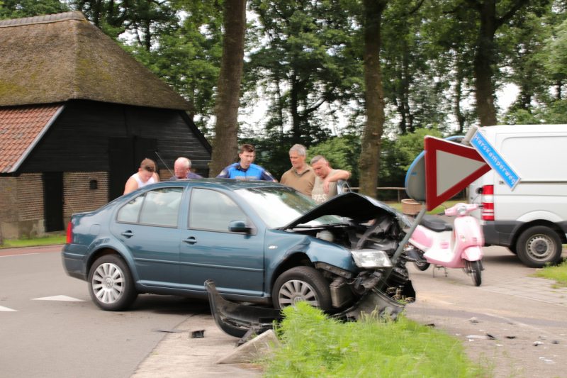 Autos zwaar beschadigd na aanrijding